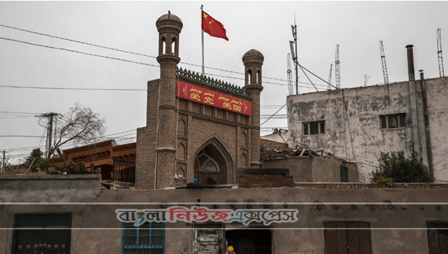 চীনের একটি মসজিদে উড়ছে দেশটির পতাকা, যা বন্ধ করে রেখেছে চীনা কর্তৃপক্ষ